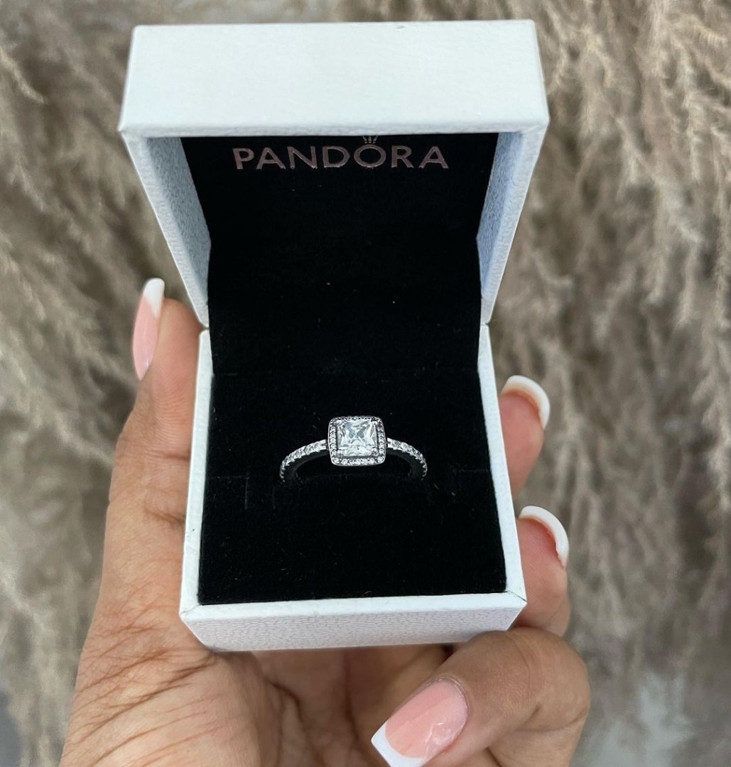 Pandora ring top square diamond