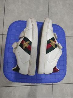 Sepatu anak