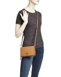 TORY BURCH McGraw Flat Wallet Crossbody Pebbled leather in Tan