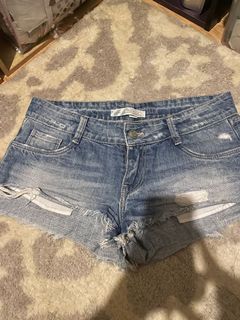 (Category: ) located in . Submitted by wardrobeclosetsale (Listing ID 1148241273, Image 1). Description: .