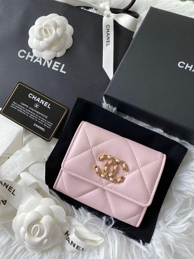 CHANEL Iridescent Calfskin Quilted Chanel 19 Card Holder Pink 702945