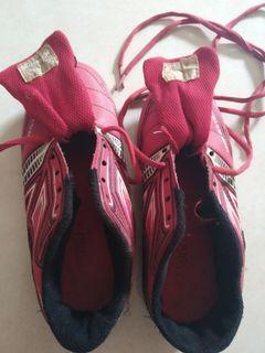 Sepatu futsal merah