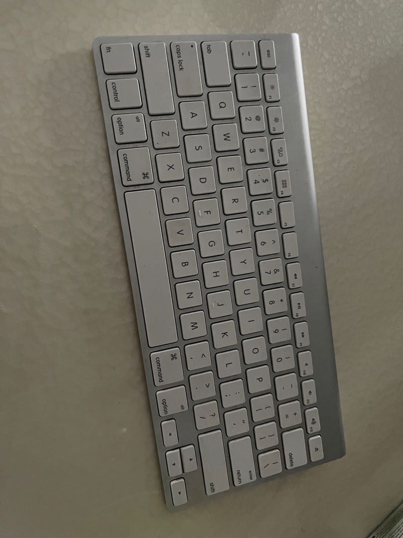Apple wireless keyboard (batteries version), Computers & Tech, Parts