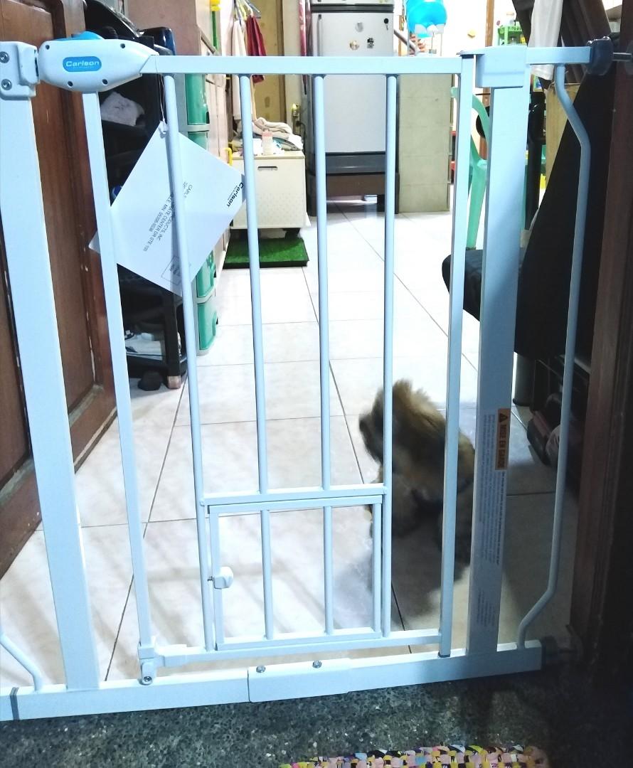 Carlson baby gate hotsell with pet door