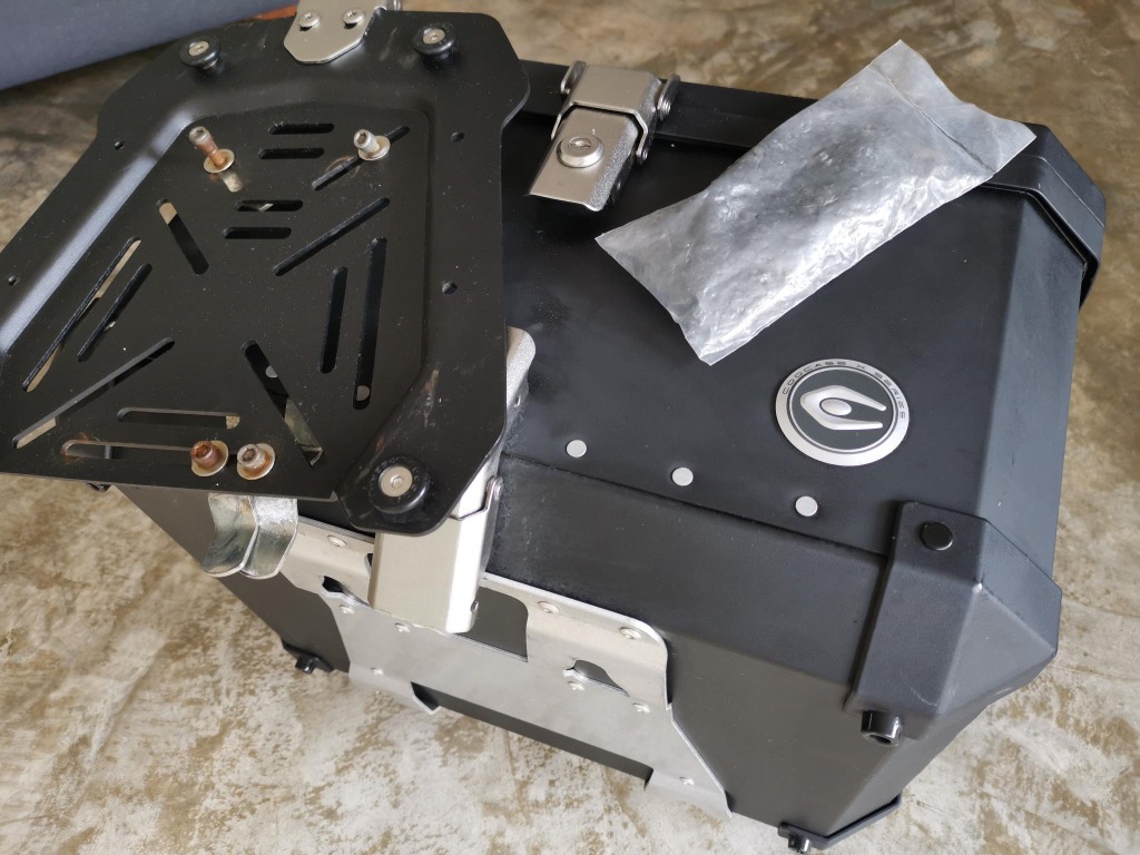 Coocase X3 (60L) topbox, baseplate + 2 original keys, Motorcycles