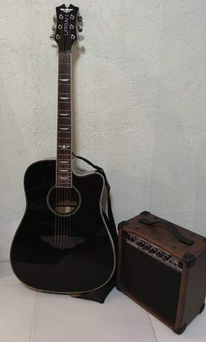 Keith Urban Guitar with Guitar Amplifier and Accesories Hobbies