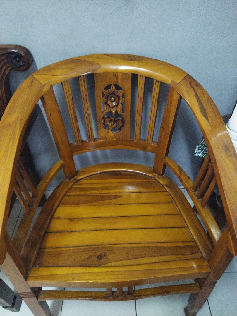 kerusi jati 2 + meja bulat, Home & Furniture, Furniture on Carousell
