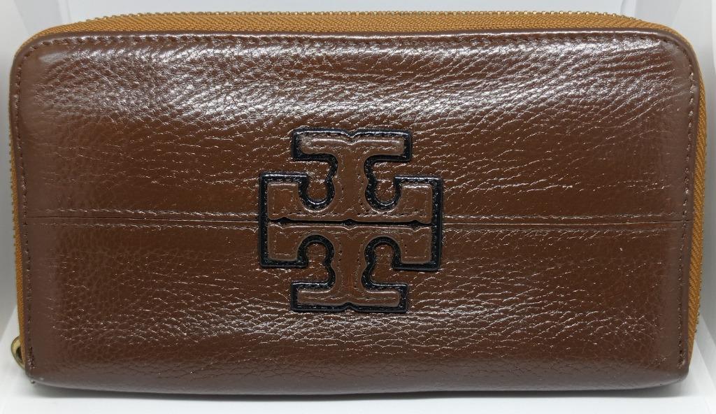 Tory Burch leather wallet (Category: Luxury Bags & Wallets) located in Pasig City. Submitted by goodmom23 (Listing ID 1148541584, Image 1). Description: Pre-loved authentic Tory Burch soft leather long wallet bought in US outlet store. This was repainted, zipper pullers tarnishing but still in great usable condition. The wallet has 8 card slots, 2 paper bills compartments and one zippered coin compartment..