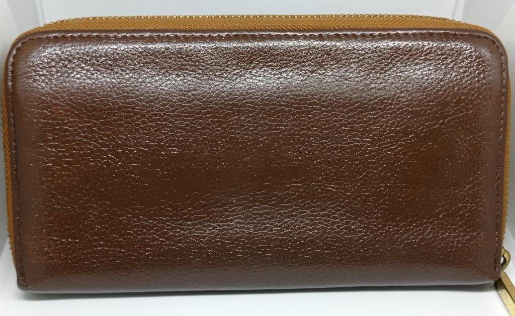 Tory Burch leather wallet (Category: Luxury Bags & Wallets) located in Pasig City. Submitted by goodmom23 (Listing ID 1148541584, Image 2). Description: Pre-loved authentic Tory Burch soft leather long wallet bought in US outlet store. This was repainted, zipper pullers tarnishing but still in great usable condition. The wallet has 8 card slots, 2 paper bills compartments and one zippered coin compartment..