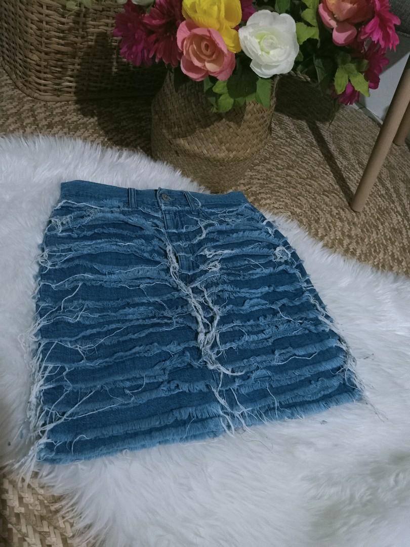 Authentic Levis blue denim skirt size 
