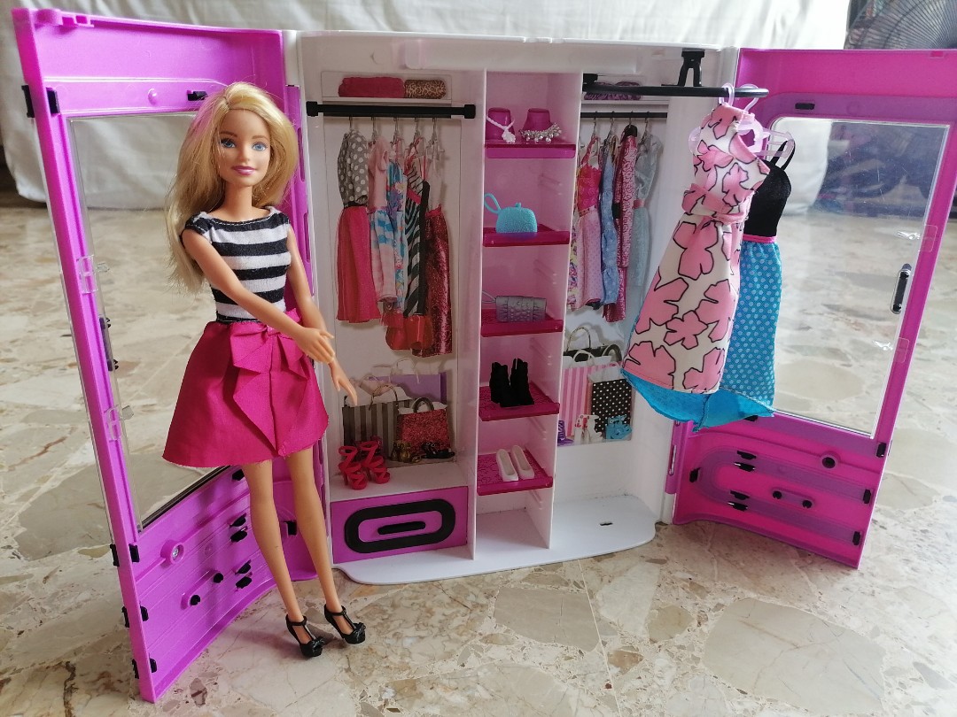 Barbie Fashionistas Ultimate Closet & Boneca