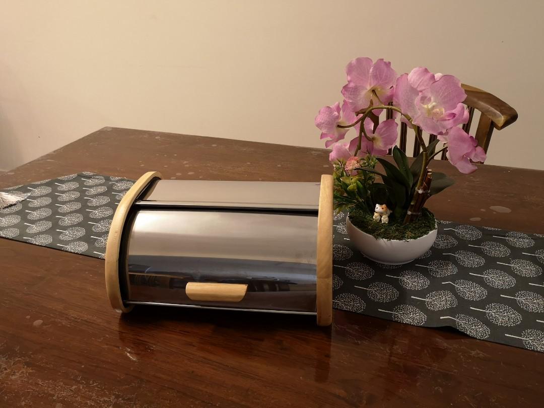 Bread keeper (Category: Breadmakers) located in Shah Alam. Submitted by pung99 (Listing ID 1148785928, Image 1). Description: A forgotten piece from the storeroom. Never been used. Size 34cm(width)x 24cm(depth)x16cm(height). A premium solid wood and stainless steel piece. It will look elegant on the dining table. There are cellophane tape mark at the bottom(Refer to last photo) which can be removed using oil but I am too lazy doing it. Will send 