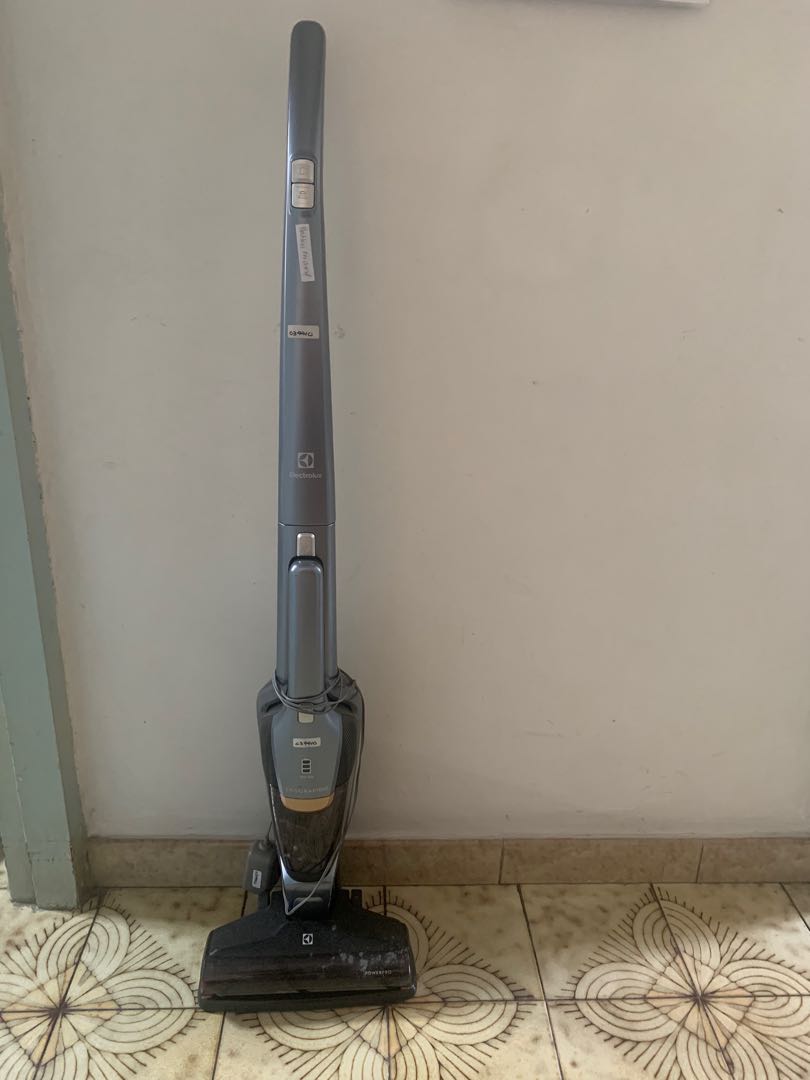 Electrolux Ergorapido Vacuum Cleaner ZB3411 (Faulty Battery), TV & Home