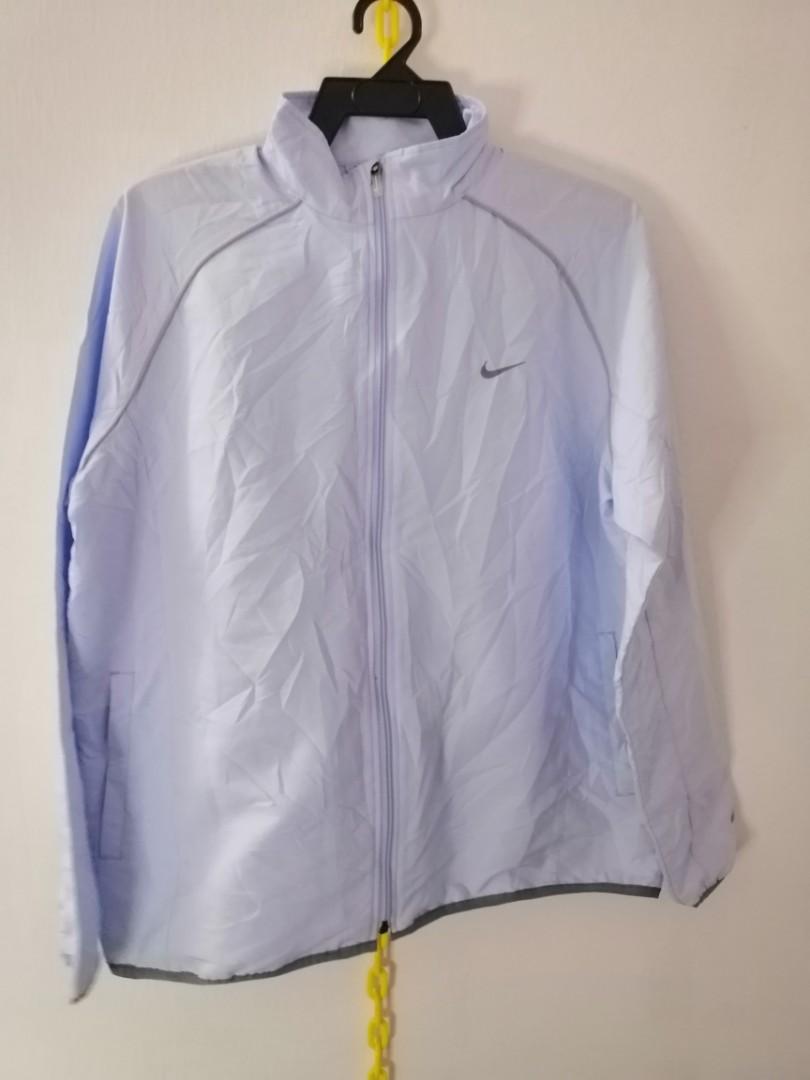 Nike light jacket, Men's Fashion, Activewear on Carousell
