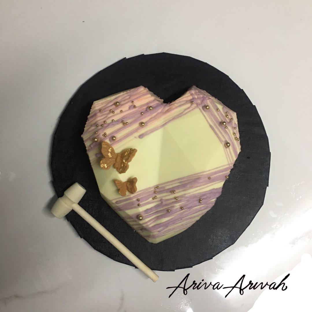 Pinata Cake Bomb Cake Smash Cake Food Drinks Homemade Bakes On Carousell