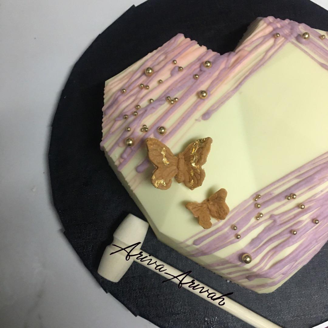 Pinata Cake Bomb Cake Smash Cake Food Drinks Homemade Bakes On Carousell