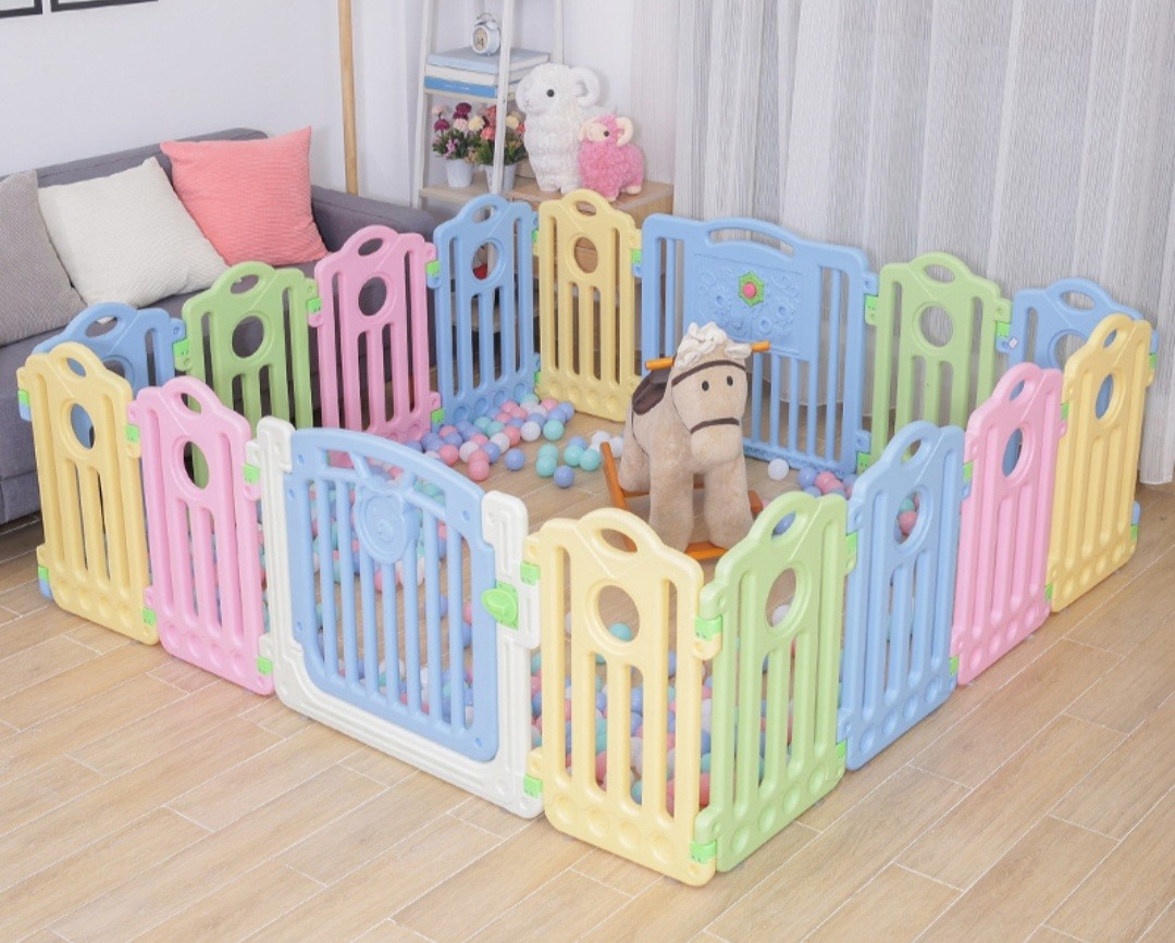 Baby fence with door top