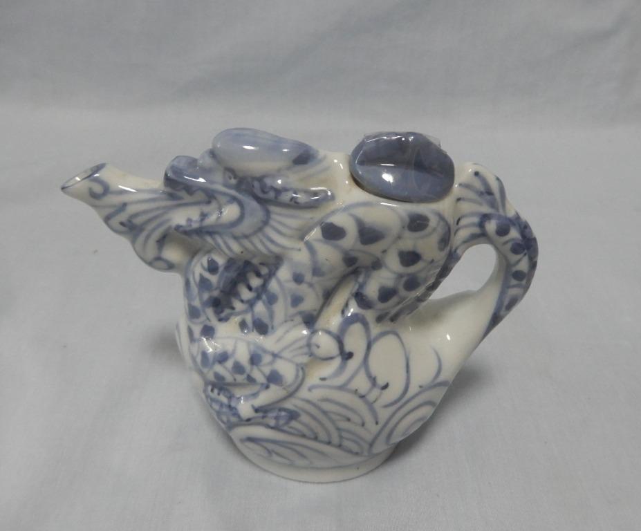 Vintage Chinese blue whte export porcelain tea pot dragon design circa