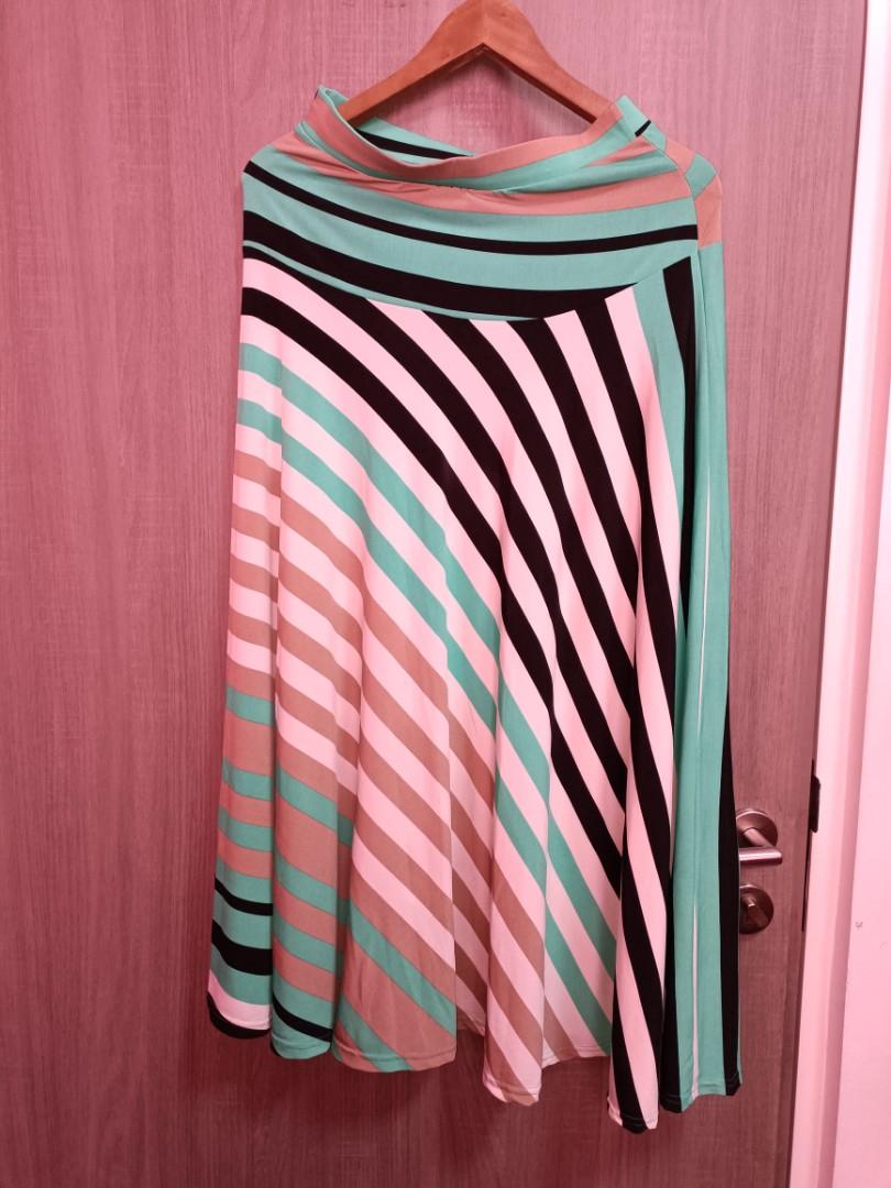Bundle Set D (Category: Skirts) located in Singapore. Submitted by nadia.mdarif (Listing ID 1148920830, Image 3). Description: Women long skirt fit to size L. Used few times or brand new. Washed and pack individually. No return or exchange once purchase..