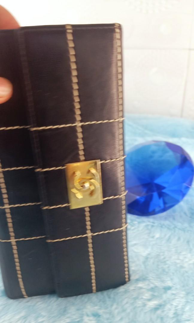 CHANEL Bi-Fold wallet (Category: Luxury Bags & Wallets) located in Mexico. Submitted by indaymurayta888 (Listing ID 1148876696, Image 3). Description: Well used CHANEL Bi-Fold wallet inclusion: None 12 Card Slots 4pockets Rate 8/10 Strictly NO RETURN NO EXCHANGE POLICY.