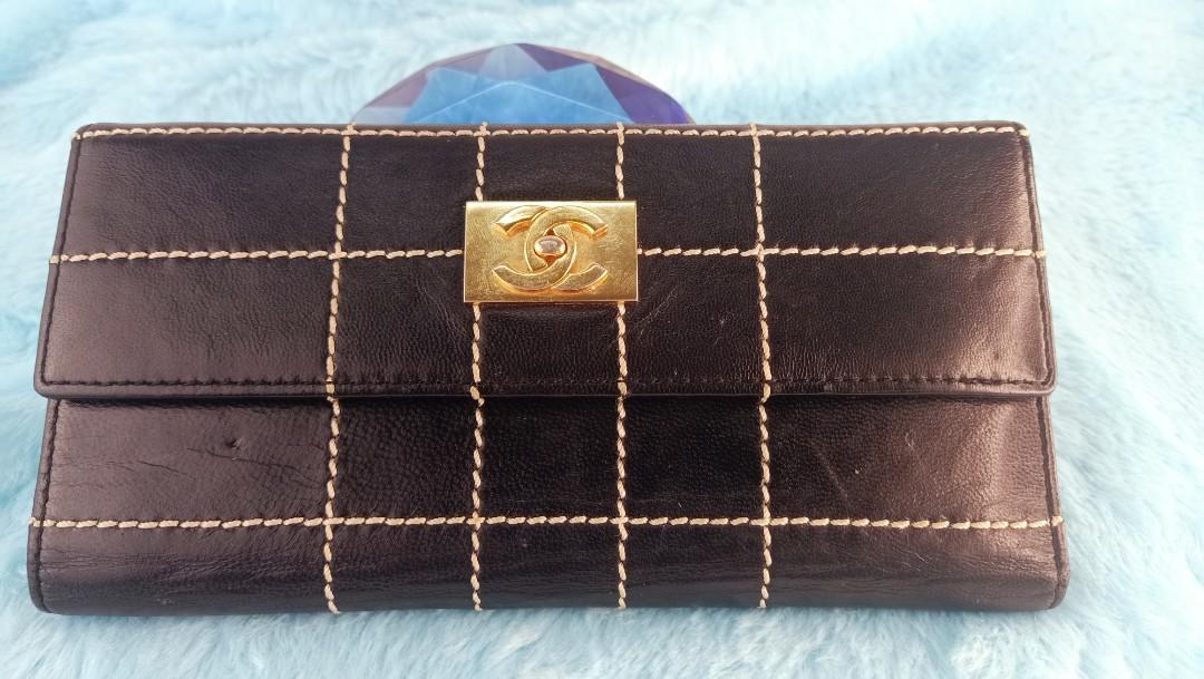 CHANEL Bi-Fold wallet (Category: Luxury Bags & Wallets) located in Mexico. Submitted by indaymurayta888 (Listing ID 1148876696, Image 1). Description: Well used CHANEL Bi-Fold wallet inclusion: None 12 Card Slots 4pockets Rate 8/10 Strictly NO RETURN NO EXCHANGE POLICY.