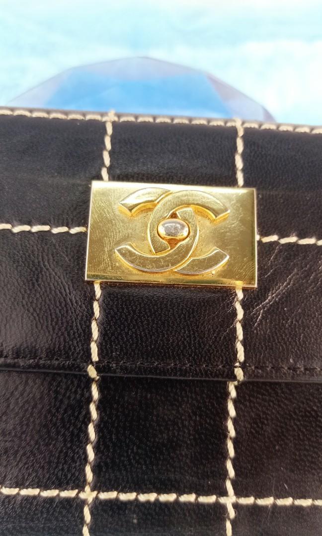 CHANEL Bi-Fold wallet (Category: Luxury Bags & Wallets) located in Mexico. Submitted by indaymurayta888 (Listing ID 1148876696, Image 2). Description: Well used CHANEL Bi-Fold wallet inclusion: None 12 Card Slots 4pockets Rate 8/10 Strictly NO RETURN NO EXCHANGE POLICY.