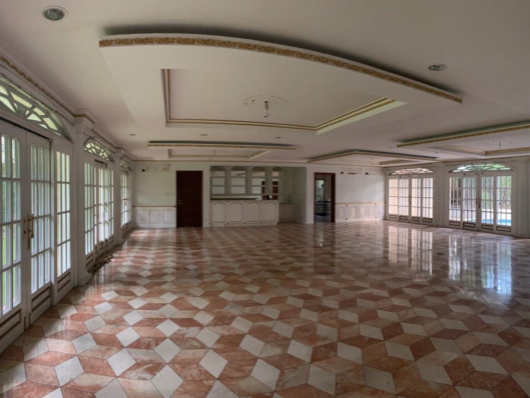 European Mansion in Corinthian Garden near Greenmeadows Valle Verde