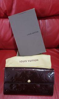 LV Vernis Sarah Wallet in Amarante