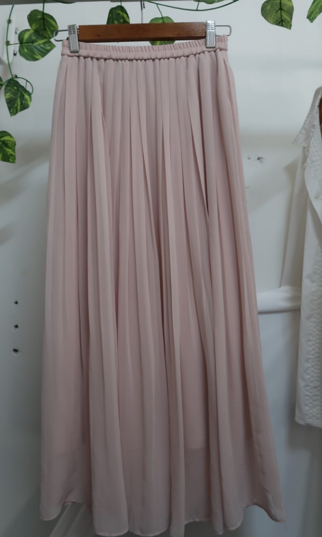 Pleated Soft Pink Skirt (Brand: Uniqlo), Women's Fashion, Muslimah ...