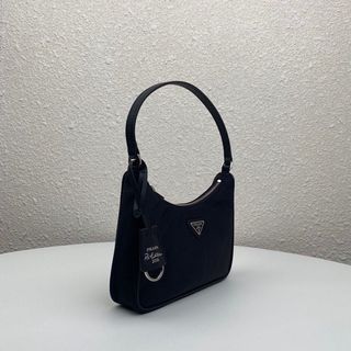 (Category: ) located in . Submitted by japanandsingaporeluxepreloved (Listing ID 1148894063, Image 1). Description: .