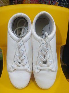 Sepatu putih
