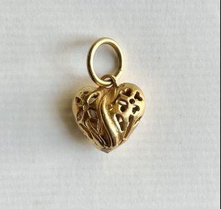 18 karat puff heart with floral cut-outs charm/pendant 