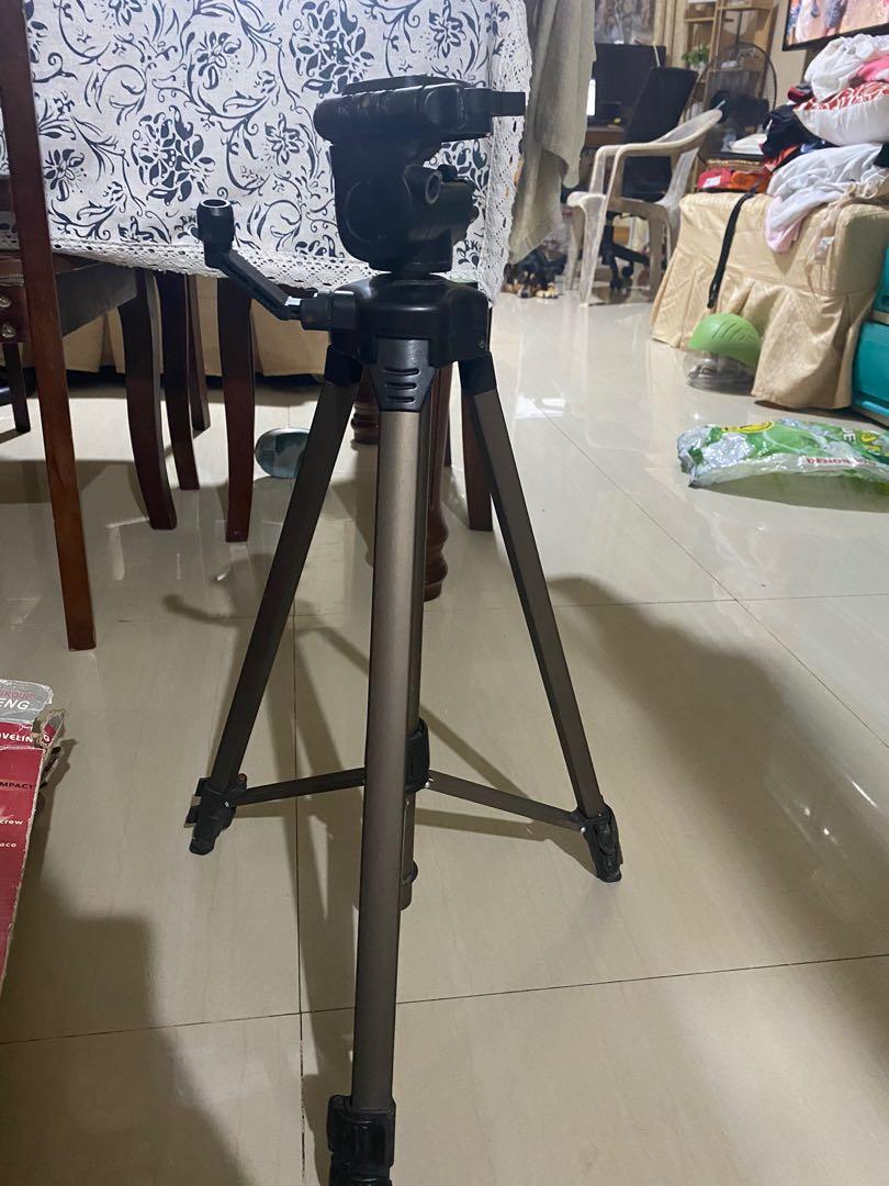 Camera/Camcorder Tripod (Category: Tripods & Monopods) located in Pasay City. Submitted by declutteringworldbyLei (Listing ID 1149162254, Image 3). Description: Camcorder/Camera Tripod Lightweight and sturdy and compact Extends up to 1455mm Folds to 580mm 3 section aluminum legs with brace Flaw: may Missing item lang yung kinakabit sa gilid (see last photo) Bought in SM Appliance Store 2019 Slightly negotiable pa. for shipping or pickup.