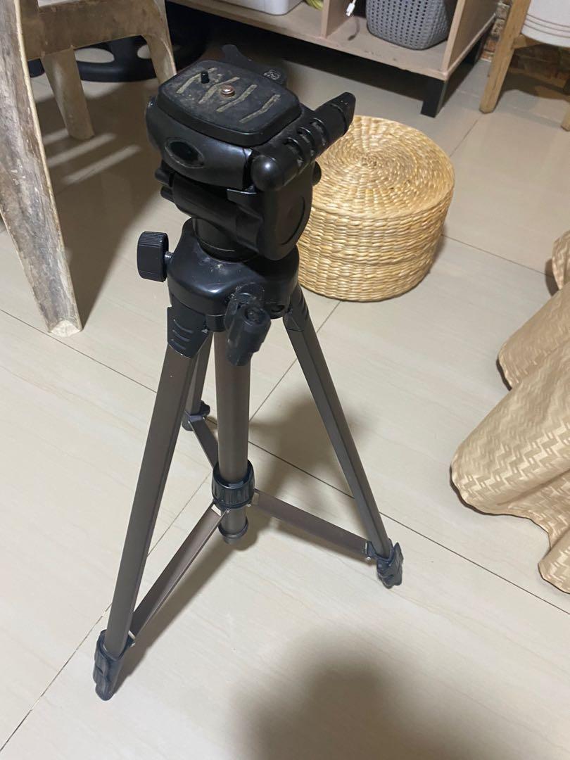 Camera/Camcorder Tripod (Category: Tripods & Monopods) located in Pasay City. Submitted by declutteringworldbyLei (Listing ID 1149162254, Image 2). Description: Camcorder/Camera Tripod Lightweight and sturdy and compact Extends up to 1455mm Folds to 580mm 3 section aluminum legs with brace Flaw: may Missing item lang yung kinakabit sa gilid (see last photo) Bought in SM Appliance Store 2019 Slightly negotiable pa. for shipping or pickup.