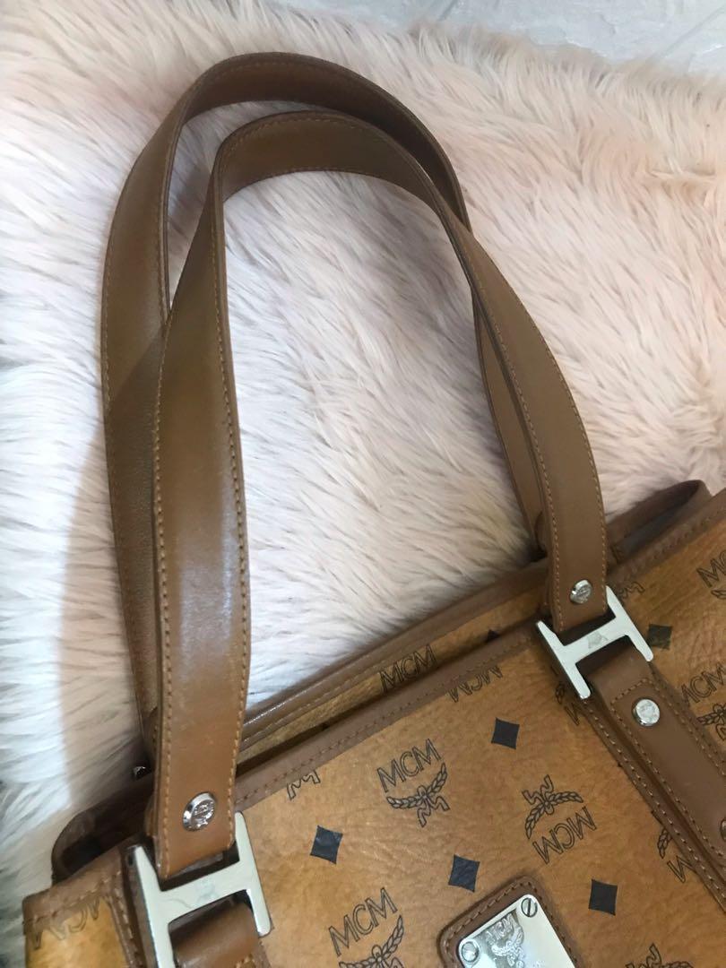 MCM tote shoppers bag (Category: Luxury Bags & Wallets) located in Baguio. Submitted by graciastell (Listing ID 1149186484, Image 2). Description: Preloved in good condition Normal signs of used (No dustbag ) What you see is what you get Dm for need further assistance 🙂.