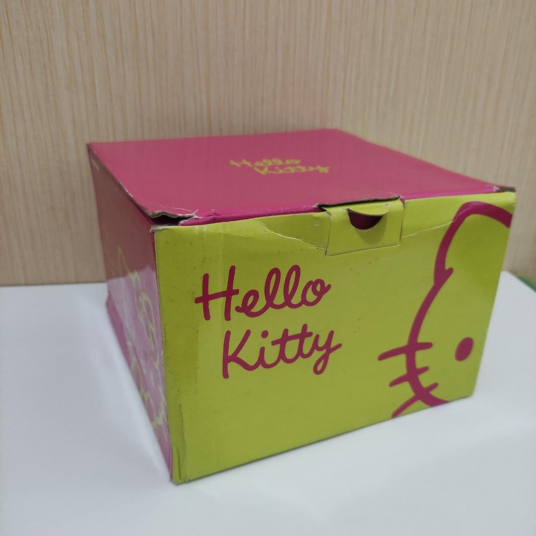 https://media.karousell.com/media/photos/products/2022/3/15/tupperware_hello_kitty_edition_1647335537_ddc57406_progressive.jpg