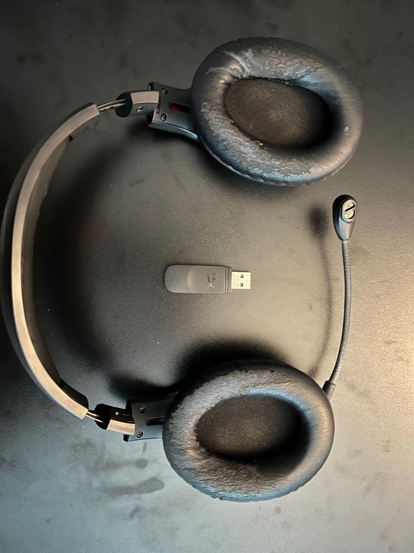 HyperX Cloud Flight NO BOX (Category: Headphones & Headsets) located in Singapore. Submitted by sacrebleu7 (Listing ID 1149335159, Image 3). Description: Price Negotiable HyperX Cloud Flight Condition 9/10 Earcups a little flaky otherwise no compromise in sound quality Audio Jack available NO BOX .