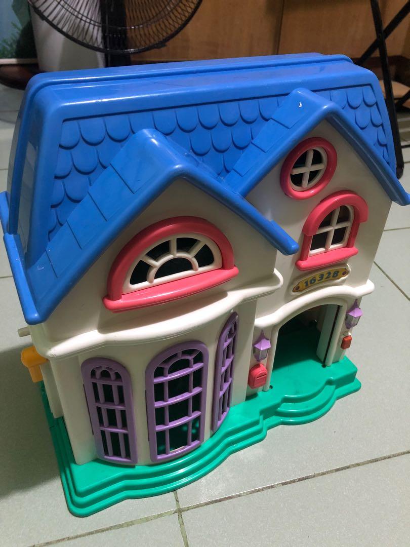 Large hot sale plastic dollhouse
