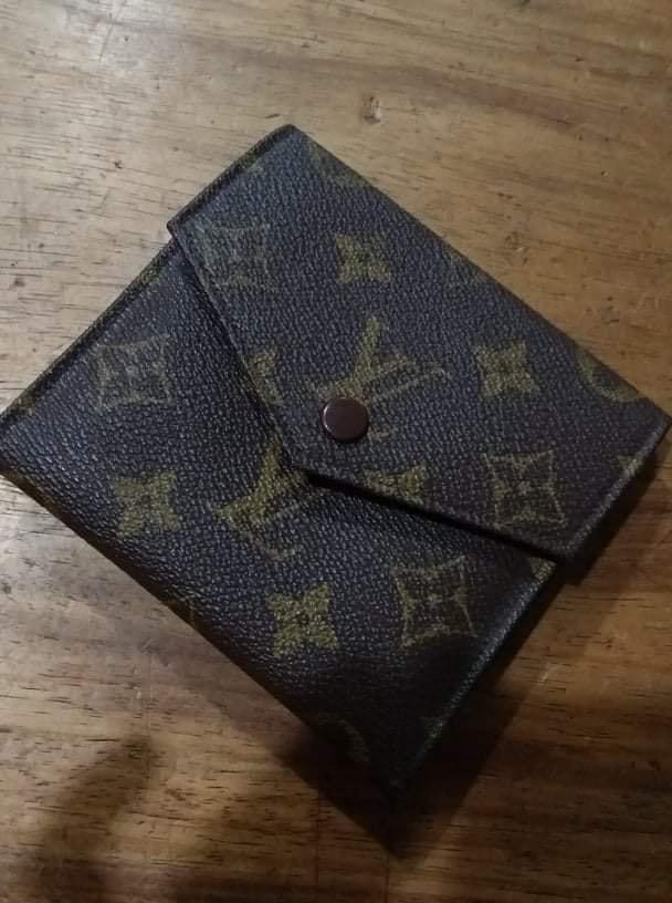Louis Vuitton short wallet (Category: Luxury Bags & Wallets) located in Butuan. Submitted by natalday (Listing ID 1149262586, Image 3). Description: Authentic .
