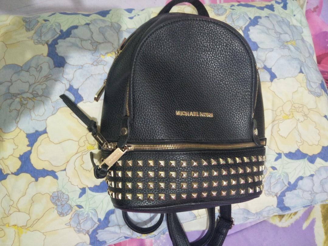 Michael Kors Backpack Bag with Wallet (Category: Backpacks) located in Guiguinto. Submitted by wis.wis1 (Listing ID 1149420205, Image 2). Description: Baka meron po naghahanap or may collection. Issue nasa pictures na po and may isang zipper na naputol pero dalawa nmn kaya pwede gamitin.. Salamat po...