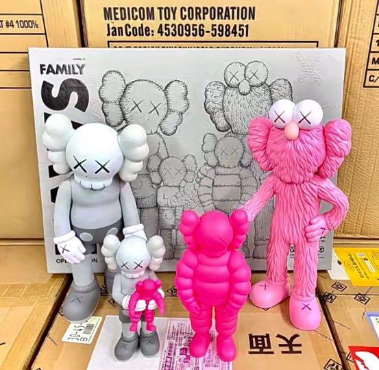 【定番お得】新品 KAWS FAMILY GREY/PINK/FLUORO PINK フィギュア