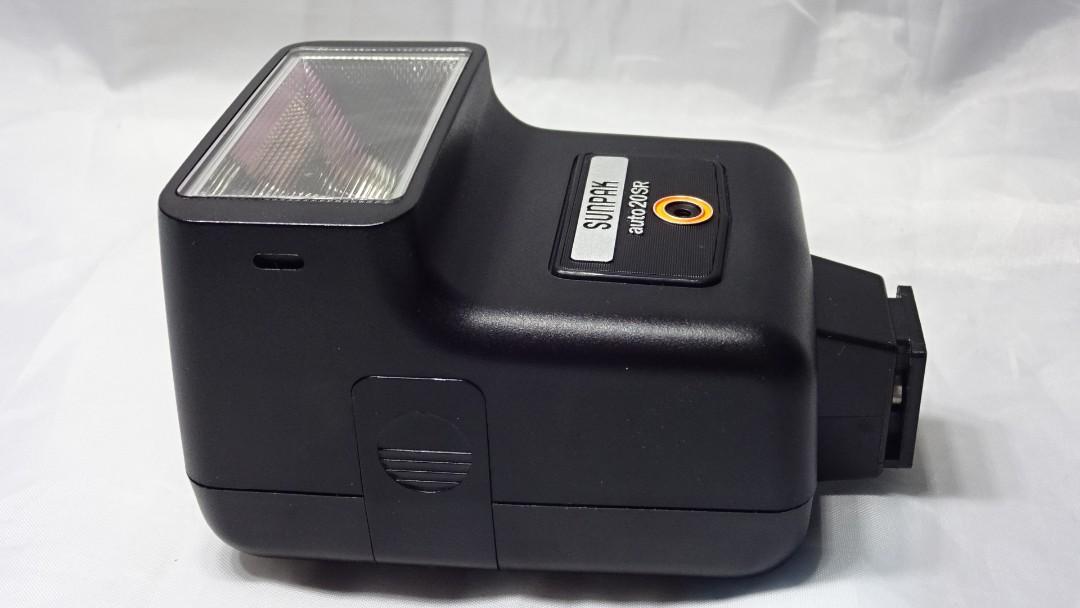 Sunpak Auto 20SR Thyristor camera flash (Category: Flashes) located in Paranaque City. Submitted by kutoi.ancheta (Listing ID 1149406416, Image 2). Description: Sunpak Auto 20SR Thyristor camera flash made in Japan ₱1000 ✅ hot shoe mount ✅ cold shoe mount via sync port (untested) ✅ film speed: ASA 25-800 ✅ manual mode distance 0.9m to 14m ✅ Auto mode distance 0.7m to 3.5m f/stop 5.6 ✅ Auto mode distance 1.4m to 7m f/stop 2.8 ✅ uses 2x AA batterie