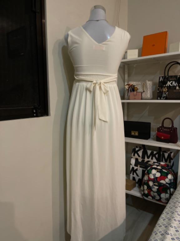 White long dress (Category: Evening dresses & gowns) located in Naga. Submitted by AFTph (Listing ID 1149366421, Image 2). Description: Once lang na gamit .