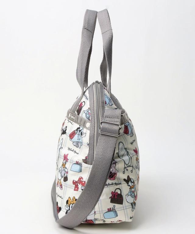 日本 Lesportsac X DISNEY MINNIE & DAISY 米白色帆布 YORK SATCHEL 手挽 斜咩袋 （分類：公告欄）位於 Hong Kong。 由 doota_mall 提交（商品編號 1149684844，圖片 3）。簡介： ~ HK$250 包順豐 ~ 帆布製，圖紋隨機 ~ SIZE - 尺碼: 高 23cm X 闊 30cm X 底闊 9cm ~ Made in China ~ 注意: 清賣貨品難免有不影響使用之小瑕疵 ~ 整個系列袋款: https://carousell.sparkfutur.xyz/u/doota_mall/?search=Lesportsac%20X%20DISNEY%20MINNIE%20%26%20DAISY%20%E7%B1%B3%E7%99%BD%E8%89%B2%E5%B8%86%E5%B8%83 #BAG #TOTE #女裝 #米妮。