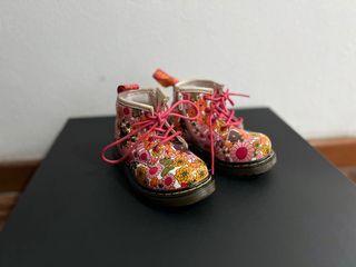 DR. MARTENS BROOKLEE IN PINK VINTAGE DAISY SOFTY T