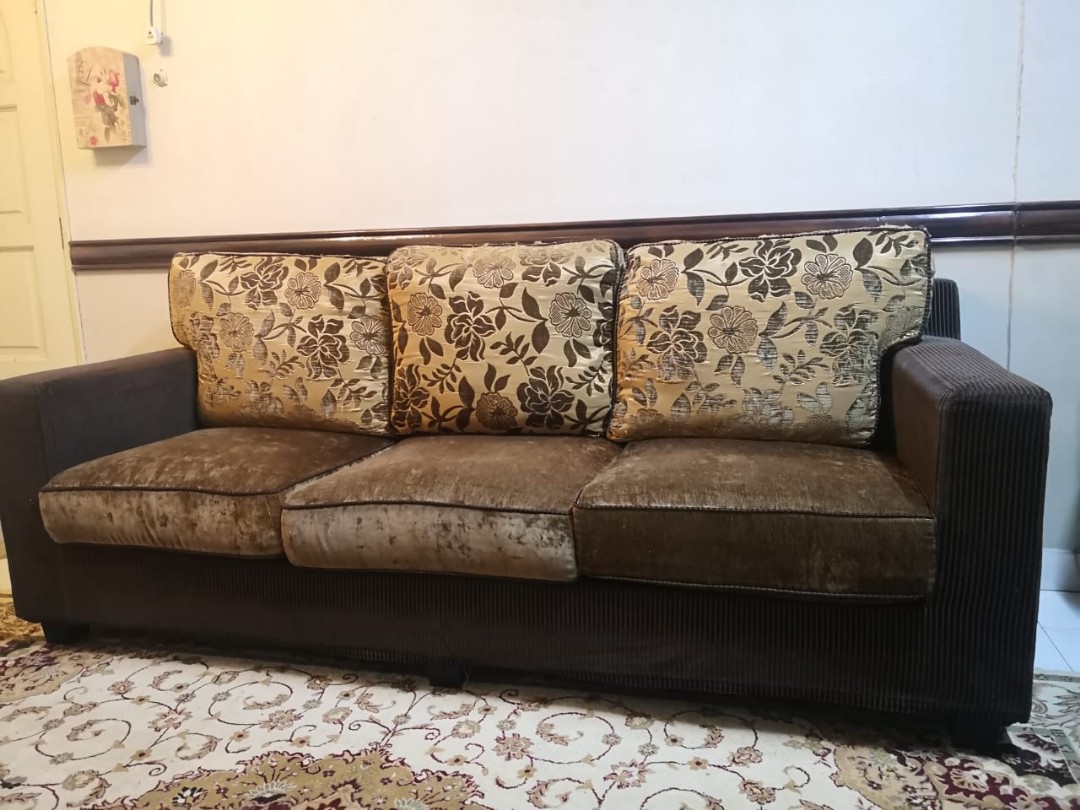 Sofa set to letgo, Furniture & Home Living, Furniture on Carousell