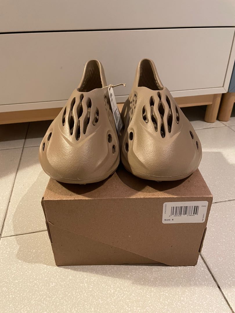 Sz 6 Yeezy Foam Runners Mist, Men's Fashion, Footwear, Sneakers on Carousell