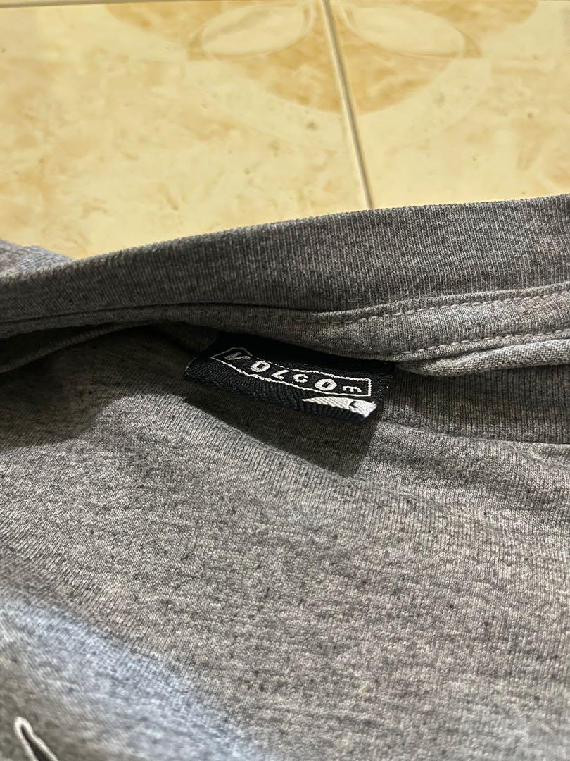 Volcom (Category: Tops & Sets) located in Kuantan. Submitted by 90sbundle (Listing ID 1149757168, Image 3). Description: Volcom 🔥 Made in mexico Condition 9/10💦 Ada pinhole tak jejas pemakaian Pit 21 Labuh 28.5 Rm 30 dfod Pm dulu kita bincang❗️ Dalam rezeki kita ada rezeki orang😇.