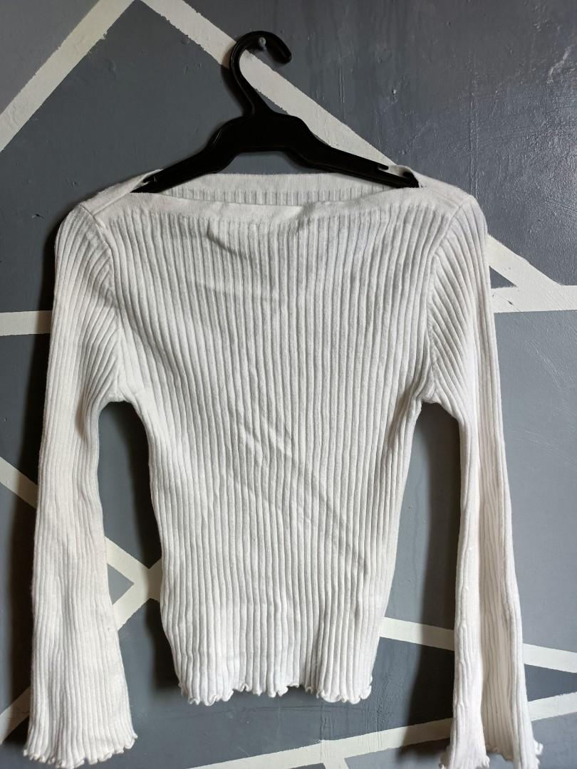 white off-shoulder longsleeves (Category: Longsleeves) located in Caloocan City. Submitted by glstrd (Listing ID 1149705052, Image 1). Description: looks very very cute in person fits small-semi small.