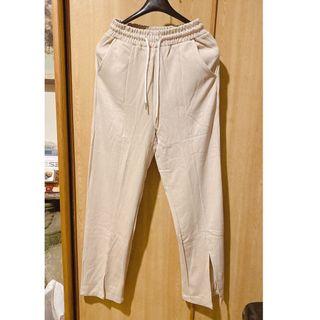 #大地色 👖休閒開衩抽繩長褲-杏色